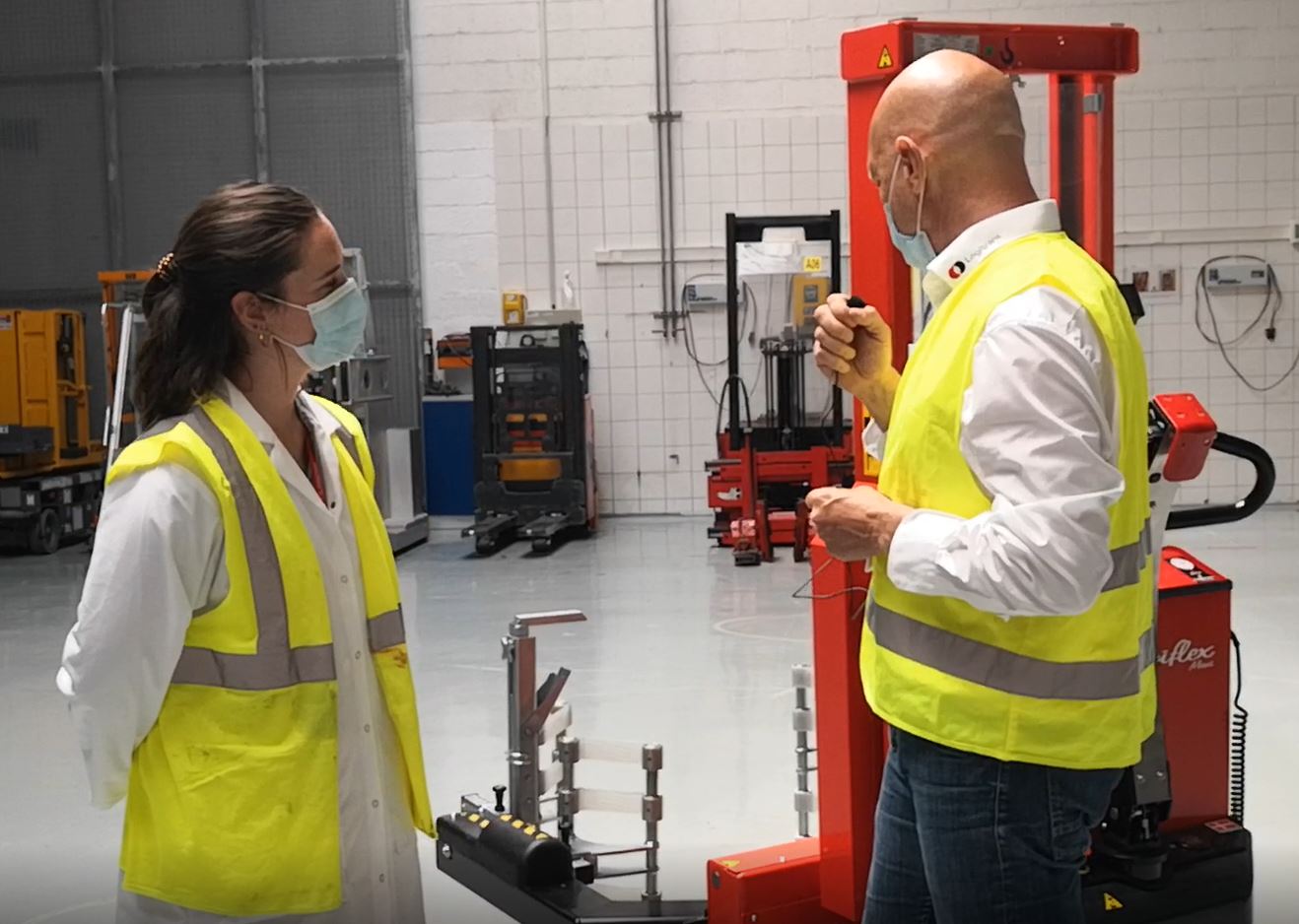 Supprime toutes les tâches manuelles grâce à un retourneur multi fûts sur mesure.